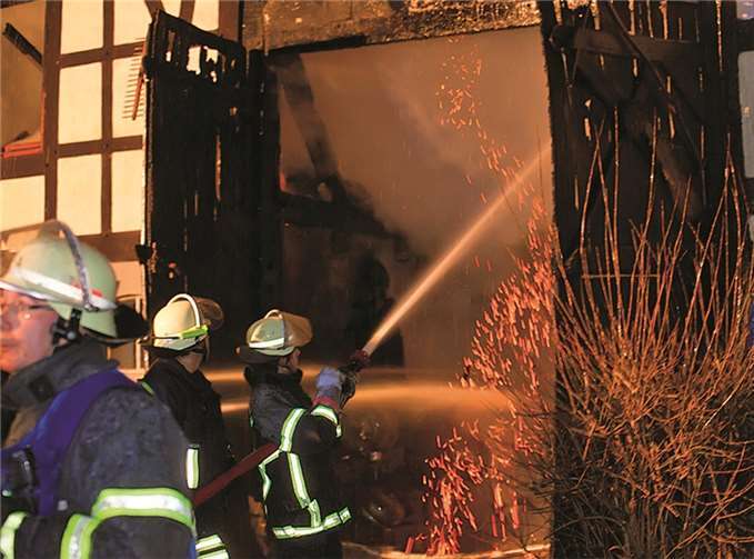 Nach dem großen Brand mussten noch einzelne Glutnester und Brandherde bekämpft werden.WT