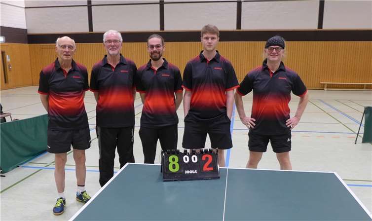 Nach dem klaren 8:2 Sieg im Spitzenspiel gegen Erpel kommt es am letzten Spieltag für Eckehardt Ridder, Klaus Riddering, David Riddering, Arne Beines und Reinhard Ahlke (v.l.n.r.) nun zum Endspiel um Meisterschaft und Aufstieg gegen Gladbach.  Foto: SV Rheinbreitbach