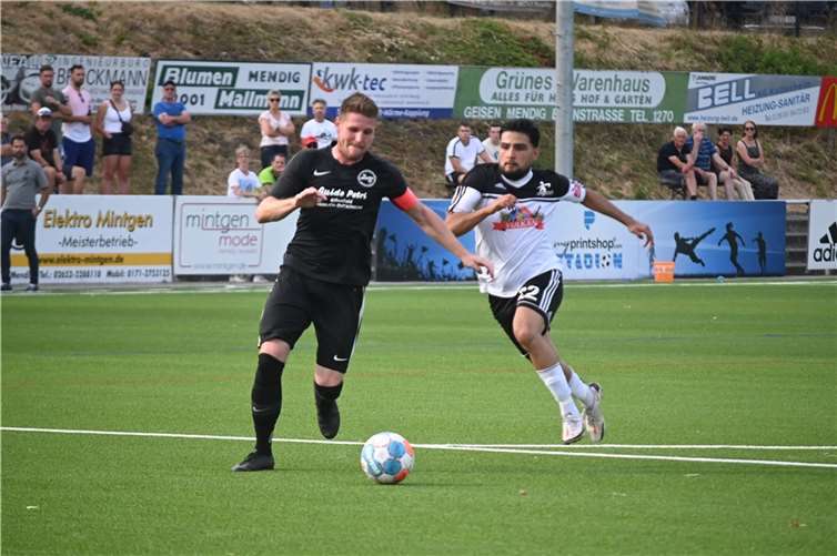 Nach dem klaren Erfolg über die SG Ellscheid (links Kapitän Christoph Gräfen) gab es für die SG Eintracht Mendig/Bell und Ali Mirzaie beim Pokalspiel in Oberwesel ein böses Erwachen.  Foto: SK