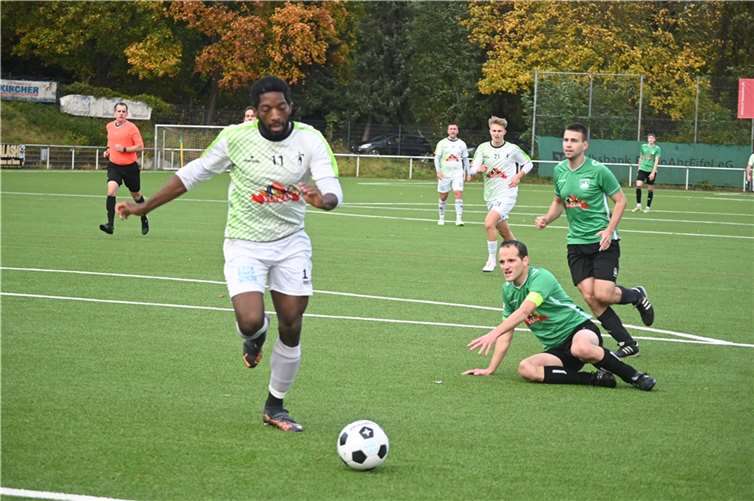 Nach dem knappen Erfolg über den SV Oberzissen (rechts am Boden Kapitän Christian Heuser) lief für Brice Braquin und seine Mendiger Kollegen beim SSV Boppard nichts zusammen.  Foto: SK