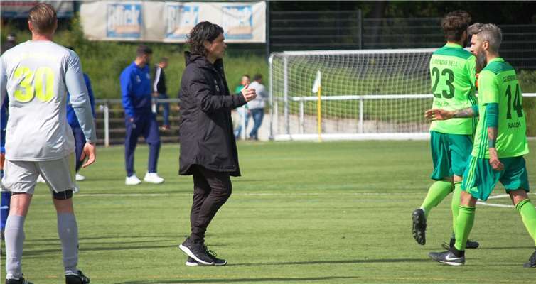 Nach dem letzten Heimspiel der Saison verabschiedet sich Trainer Cornel Hirt von seinen Spielern.