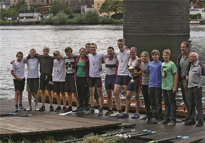 Nach dem letzten Rennen: die Teilnehmer der Moselvergleichsregatta mit ihren Trainern.privat