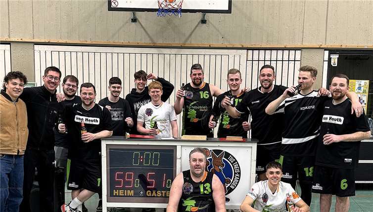 Nach dem letzten Saisonsieg mit 59:51gegen BBC Horchheim III stellten sich zum Siegerfoto vom Team des TuS Treis-Karden II: (hinten von links) Hannes Schneiders, Sebastian Hock, Niklas Schneid, Thomas Theiß, Jonas Wagner, Kilian Josten, Lennard Bohley, Thomas Morgen, Louis Lenz, Timm Jakobs, Jan-Philipp Zilles und Sven Henrich sowie vorne Boris Sewenig und Oliver Henrichs. Auf dem Foto sind nicht dabei: André Layendecker, Thorsten Kanzler, Philipp Ruckschatt, Theo Simon, Tim Eufinger, Bjarne Sabel und Maximilian Thönnes.  Foto: Lea Bleser