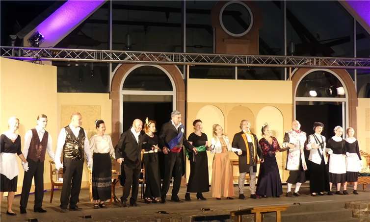 Nach dem letzten Vorhang gab es für die Bühnenaktivenfür ihren tollen Auftritt verdienten Applaus. Fotos: TE