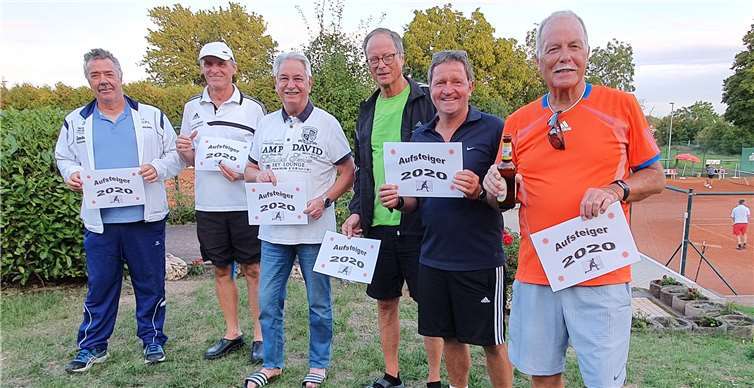 Nach dem letzten siegreichen Meisterschaftsspiel gegen den TC Güls präsentieren hier sechs Spieler der Herrenmannschaft 60 II des TC Rhein-Wied Geschlossenheit und gute Laune auf der Tennisanlage in Irlich. Das Foto zeigt (von rechts) Werner Lausberg, Christian zur Hausen, Stefan Koch, Ernst Peschke, Horst-Manfred Klaes (Mannschaftsführer) und Wolfgang Runkel. Rainer Zuber, Rolf Weiler, Hans-Georg Jonek und Klaus Fuchsius bildeten mit jeweils einem Einsatz wichtige Ergänzungen im Meisterkader. Foto: privat