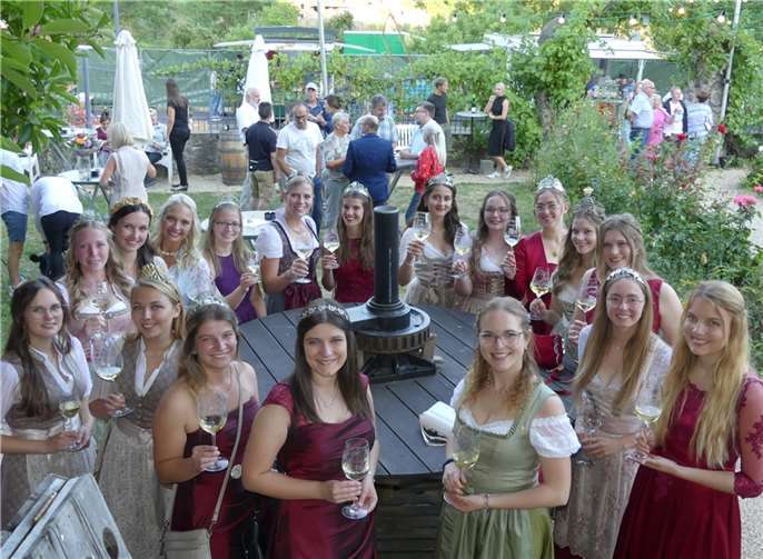 Nach dem obligatorischen Tanzreigen der Weinmajestäten ließen sich die Mädels den leckeren Kerer „Mosel“ schmecken. Fotos: TE