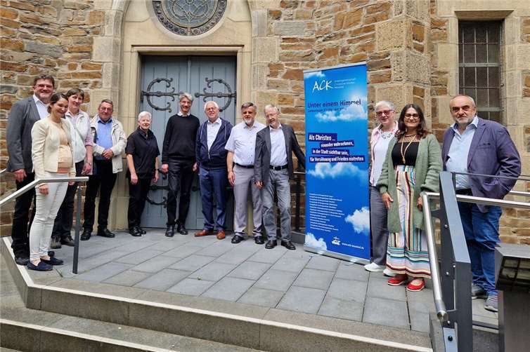 Nach dem ökumenischen Pfingstgottesdienst haben sich Mitwirkende und Verantwortlich zum Gruppenbild vor der Marktkirche versammelt.Foto: privat