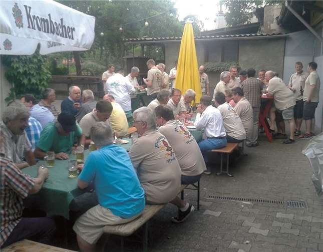 Nach dem offiziellen ging die Versammlung in ihren geselligen Teil über. privat