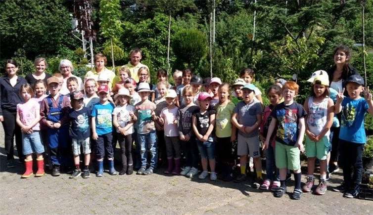 Nach dem schmackhaften Imbiss aus selbst geernteten Kräutern und Gemüsesorten fanden sich alle Großen und Kleinen zu einem Gruppenfoto zusammen.privat