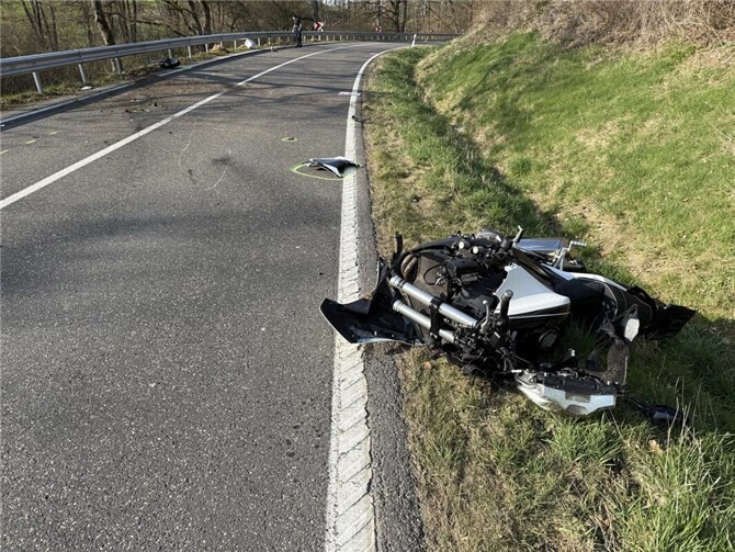 Nach dem schweren Unfall auf der L304 ist diese in beide Richtungen voll gesperrt.