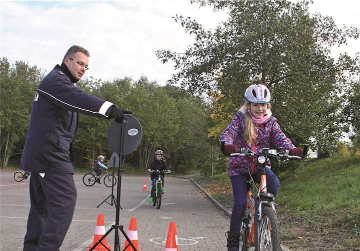 Nach dem theoretischen Verkehrsunterricht steht die Praxis auf dem Übungsparcours an. Hier können die Kids das Erlernte dann umsetzen.