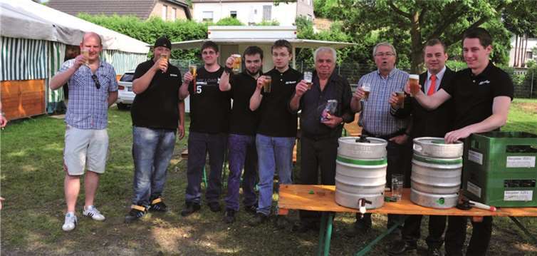 Nach dem traditionellen Fassanstich wurde angestoßen.