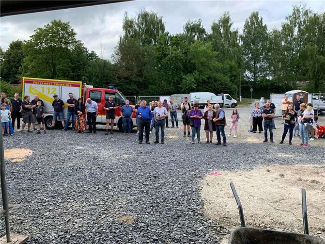 Neues Feuerwehrhaus in Rückeroth nimmt Gestalt an Nach dem traditionellen Richtspruch des Zimmermanns waren alle Beteiligten sowie Gäste zu einem Imbiss eingeladen.