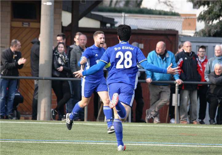 Nach dem zwischenzeitlichen Ausgleichstreffer zum 1:1 wusste Torschütze Nico Steinbach (Nummer 28), bei wem er sich zu bedanken hatte: Martin Steffes hatte ihn mustergültig bedient.