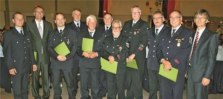 Nach den „35-jährigen“ Feuerwehrleuten zeichnete Landrat Rainer Kaul Ex-Wehrführer Willi Kröll (3. v.r.) mit dem Silbernen Feuerwehr-Ehrenzeichen am Bande.