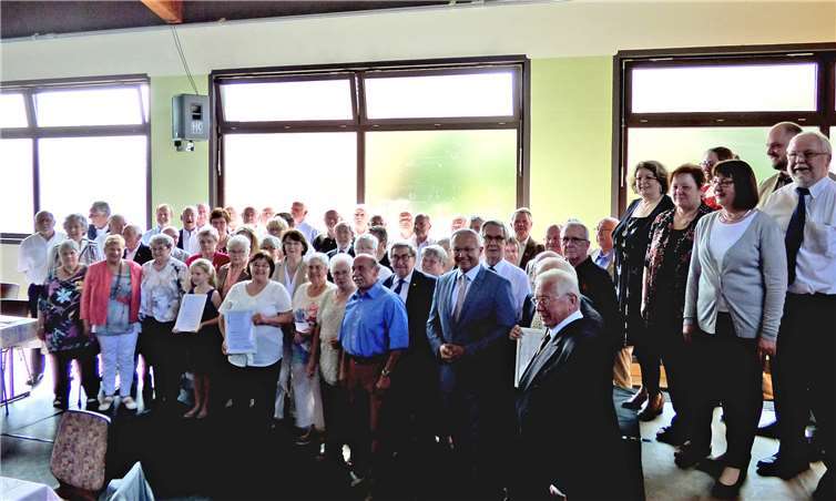 Nach den Ehrungen Freude bei den Ausgezeichneten im Beisein von Landrat und dem Vorstand des Kreischorverbandes in der Mehrzweckhalle in Thalhausen.  Hans Hartenfels