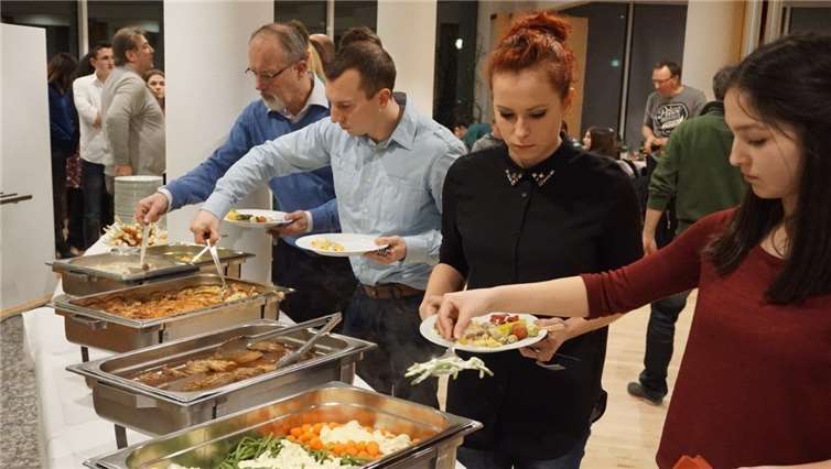 Nach den Ehrungen durften sich alle am leckeren Büffet stärken.