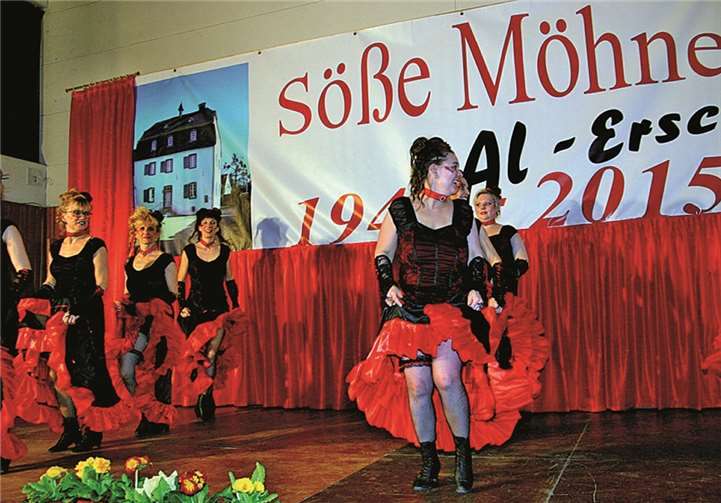 Nach den Hits der Gruppe „Brings“ tanzte die Damentanzgruppe „Proseccos“ des 1. LKC Lüftelberg.