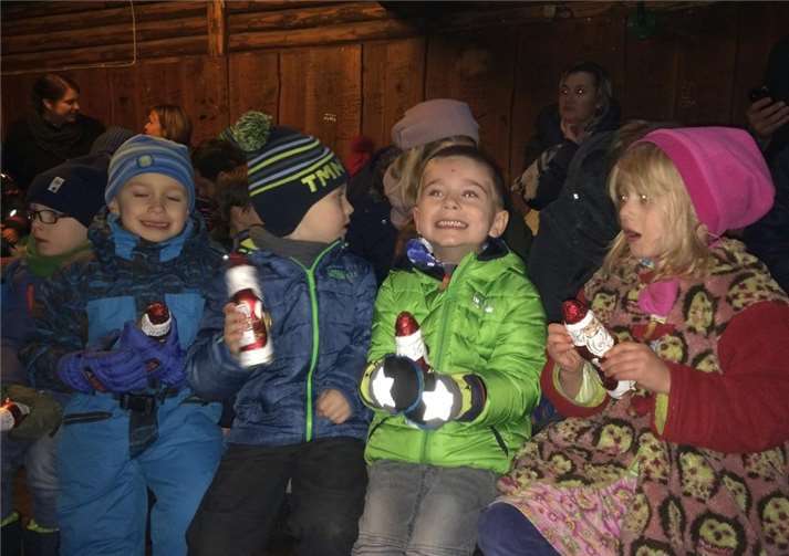 Nach den Liedern durften sich die Kinder freuen, der Heilige Nikolaus hatte ihnen eine kleine Überraschung mitgebracht.