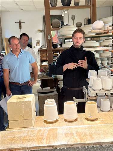 Nach den Prinzipien des Bauhauses entstehen in der Keramikmanufaktur Geschirr, Vasen und Urnen. Bruder Stephan Oppermann OSB ist es gelungen, die von Theodor Bogler konzipierte cremeweiße Glasur eine moderne Ausprägung zu geben.  Foto: Stefan Pauly/VG-Verwaltung Mendig