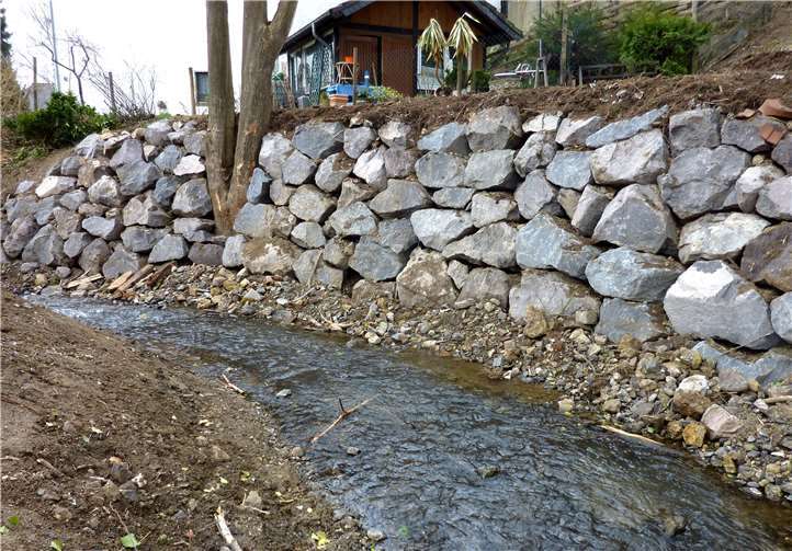Nach den Sturzfluten der letzten Jahre mussten kritische Wasserlaufstellen mit massiven Wasserbausteinen verstärkt werden. Die zunehmende Häufigkeitsdichte der Sturzfluten dürfte auch Folgen des Klimawandels sein. Foto: privat