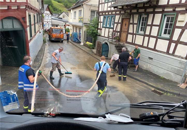 Nach den Überflutungen mussten die Straßen von Schlamm und Geröll befreit werden.