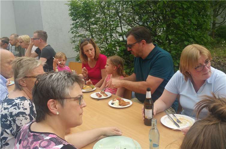 Nach den Vorbereitungen wurdebei schönem Wetter gemeinsam gegrillt. privat