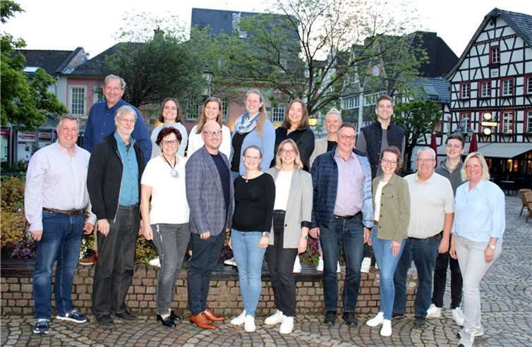 Nach den Vorstandswahlen im Rahmen der Mitgliederversammlung der Ahrweiler Karnevals-Gesellschaft präsentierte sich der Vorstand mit der neu gewählten, ersten Vorsitzenden Irena Klees (stehend, Fünfte von links) auf dem Ahrweiler Marktplatz. Foto: DU