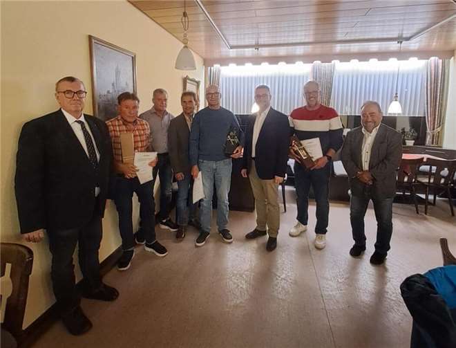 Nach den Wahlen standen die Ehrungen für langjährige Mitglieder an.  Foto: privat