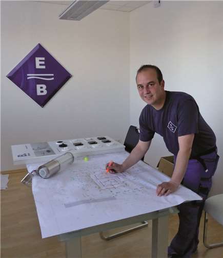 Nach den Wünschen der Kunden fertigt Dennis Blaich einen genauen Plan der Elektroinstallationen.