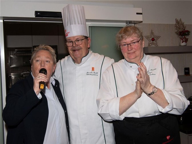 Nach den emotionalen Abschiedsworten des Initiators dankte Bürgermeisterin Ulrike Mohrs, Schirmherrin von Warmes von Herzen, im Namen aller Anwesenden für das herausragende Engagement.Fotos: Peter Seydel