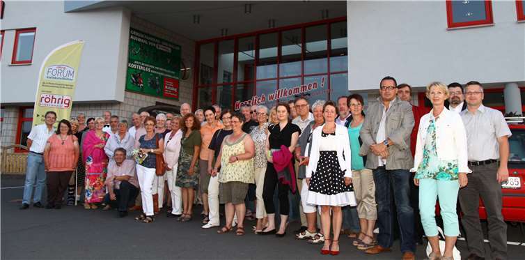 Nach den erfolgreichen „Kultur-Treffs“ der vergangenen Jahre (siehe Foto)lädt das röhrig-forum im Jubiläumsjahr „20 Jahre Kulturbühne im Baumarkt“ zu den „Kultur-Stammtischen“ ein, wo die Premiere am kommenden Mittwoch im röhrig-forum stattfindet.Foto: Röhrig
