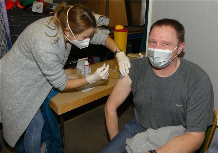 Nach den mobilen Impfstationen ist nun seit 19. Januar die kommunale Impfstelle des Landkreises in Bremm geöffnet.Fotos: TE