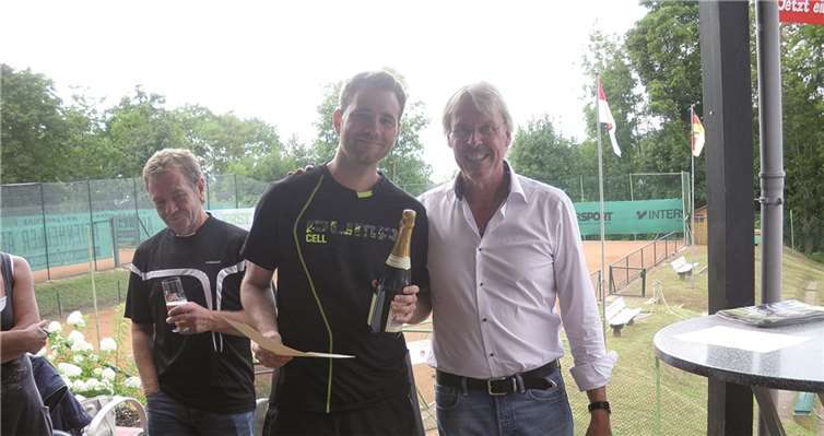 Nach den spannenden Spielen und den Siegerehrungen wurde noch bis weit in den nächsten Morgen im Clubhaus gefeiert.Privat