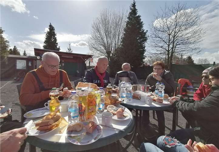 Nach der Aktion stärkte man sich mit Kaffee und Kuchen. Foto: privat
