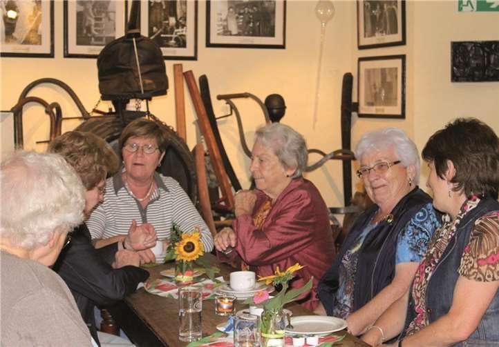 Nach der Andacht in der Gondorfer Pfarrkirche trafen sich die Frauen in gemütlicher Runde im Weinmuseum.privat