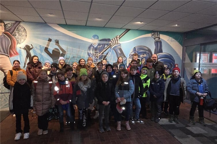 Nach der Ankunft hieß es zunächst einchecken und Schlittschuhe anziehen, bevor die Gruppe das Eis eroberte. Foto: privat