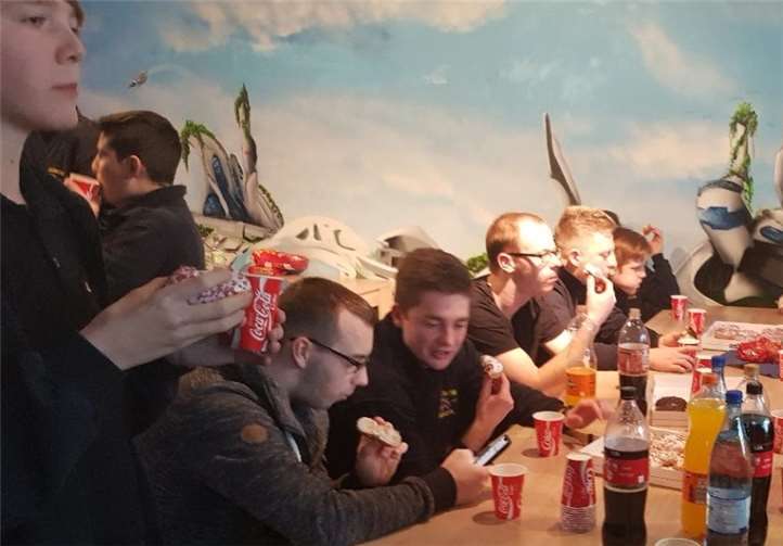 Nach der Ankunft versorgten sich alle erst einmal mit Getränken und Donuts. Foto: privat