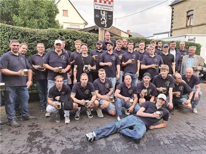 Nach der Aufstellung des Kirmesbaums gönnten die Jungs von der Kirmesgesellschaft sich erst einmal ein frisch gezapftes Bier.