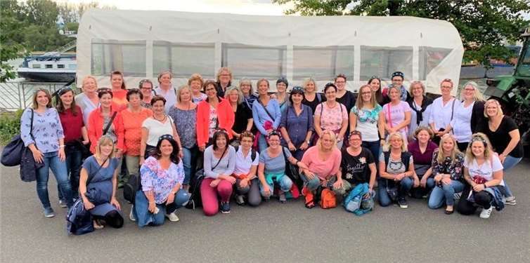 Nach der Aufteilung der anwesenden Stadtsoldatenfrauen in eine rosa und eine blaue Gruppe setzten sich die Planwagen in Richtung Rheinbrohl in Bewegung.Foto: privat
