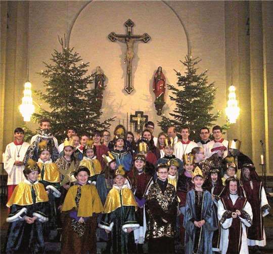 Nach der Aussendungsmesse zogen die Sternsinger los, um den Segen an die Haustüren zu bringen. privat