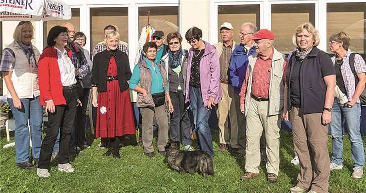 Nach der Begrüßung der Ersten Vorsitzenden und der Bürgermeisterin wurde noch schnell ein Erinnerungsfoto gemacht (Gebriele Herrmann-Lersch (re.), Margarete Miebach (li).