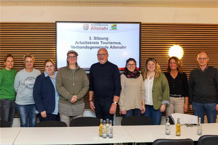 Nach der Begrüßung durch Jürgen Schwarzmann (Mitte), Erster Beigeordneter der Verbandsgemeinde Altenahr, stellten Hans- Dieter Villmow, Ulla Hanf und Stefanie Ley (v.re.), den Sachstand zu den im Vorjahr durchgeführten Innovationswerkstätten vor und informierten über die Planungen für das Jahr 2025.  Foto: Thorsten Türtgen