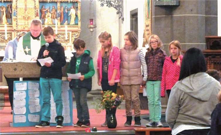 Nach der Begrüßung durch Pfarrer Birkenheier lasen die Fünftklässler vor, welche Ängste, aber auch welche Freude sie mit ihrer neuen Schule verbinden. privat