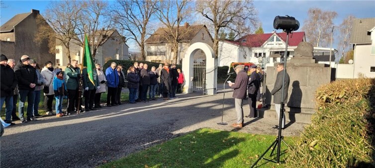 Nach der Begrüßung durch den Ortsvorsteher nahm Dr. Peter Ockenfels als Vertreter der Geistlichkeit eine Gedenkansprache vor. Foto: Ortsbeirat Kripp