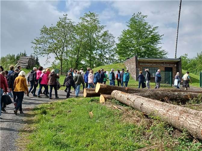 Nach der „Bergetappe“ haben die Wasserwanderer den alten Hochbehälter am Dielkopf oberhalb von Welschneudorf erreicht. Wer wollte, konnte hier einen Blick in das Speicherbecken werfen. Foto: VG Montabaur / Christina Weiß
