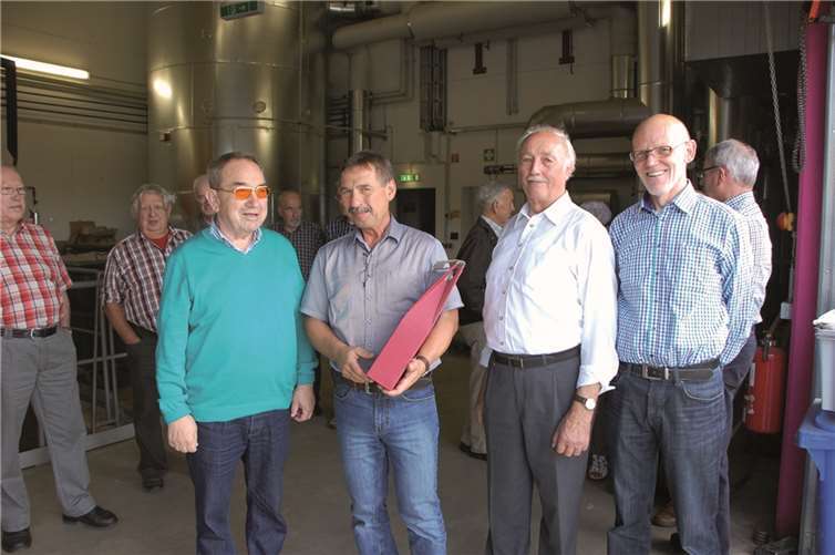 Nach der Besichtigung bedankten sich Vorsitzender Gottfried Groß (l.) und Geschäftsführer Manfred Fuhr (2.v.r.) sowie Rudi Börsch vom Vorstand (r.) bei Herrn Hackländer (2.v.l.) und der RHE für die sehr aufschlussreiche und interessante Führung.privat