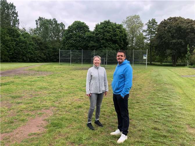 Nach der Besichtigung des Platzes können Anja Langenbahn und Stefan Kneib nachvollziehen, warum ihre Jungs lieber in den Nachbardörfern bolzen. Foto: Dirk Saftig