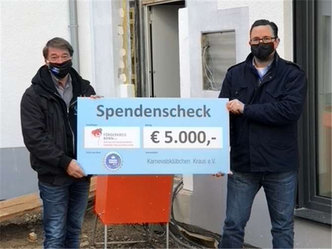 Nach der Besichtigung des neuen Familienhauses wurde mit Stolz unser diesjähriger Spendenscheck in Höhe von 5.000 Euro überreicht.Fotos: Privat