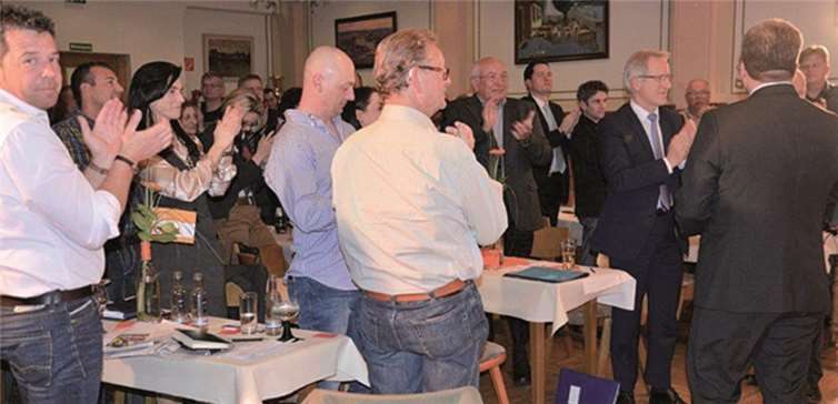 Nach der Bewerbungsrede von Jörg Hilden gibt es langen Applaus im vollbesetzten Saal.